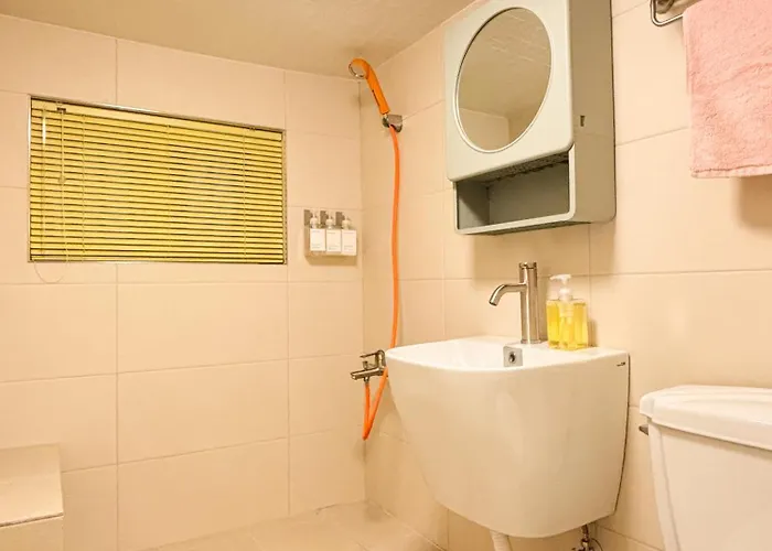 Villa Cozy Colorful Near Hongdae And Airport Line For Up To 6 Guests With Luggage Storage Séoul