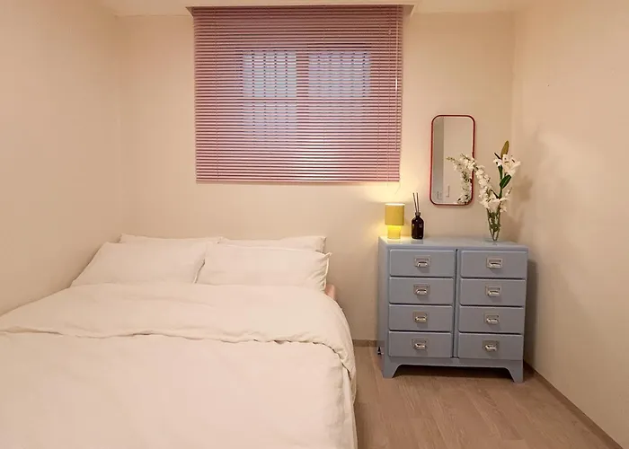 Villa Cozy Colorful Near Hongdae And Airport Line For Up To 6 Guests With Luggage Storage