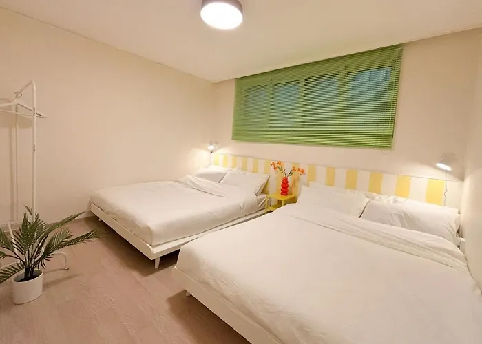Cozy Colorful Near Hongdae And Airport Line For Up To 6 Guests With Luggage Storage *